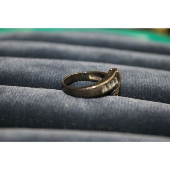 Clear Stone Silver Band Fashion Costume Ring Size 7 - Picture 2 of 7